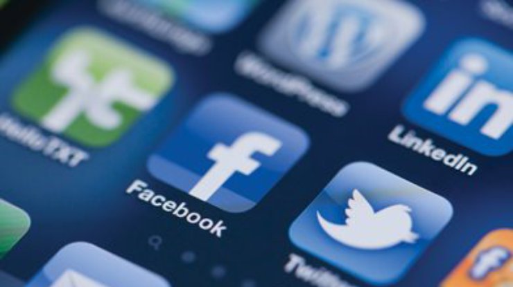 Французы подали в суд на Twitter и Facebook