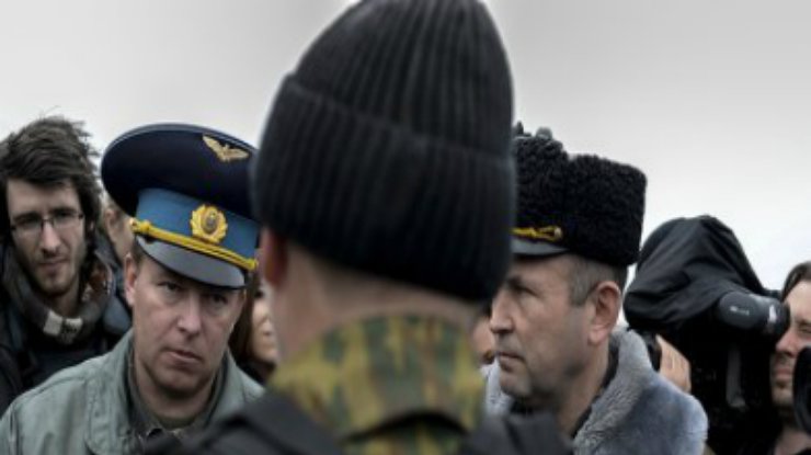 Освобожденные украинские командиры прибыли в пункт пропуска Чонгар