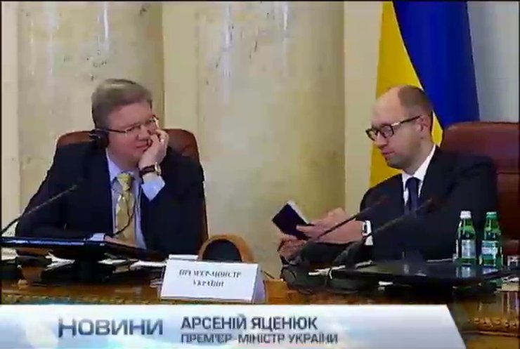 Под руководством Фюле Яценюк продемонстрировал биометрические паспорта для Украины