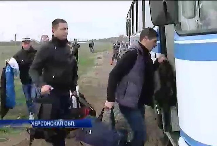 Сегодня из Крыма прибыли около ста военнослужащих, не изменивших присяге