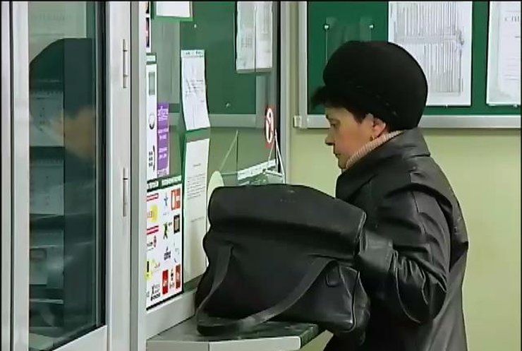 Банки Крыма начали выдавать зарплаты и пенсии в рублях
