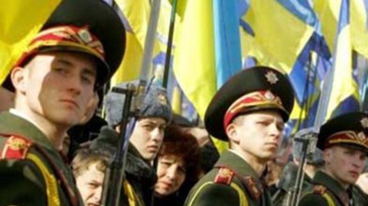 Винничане собрали для армии еду, деньги и вышитую рубашку