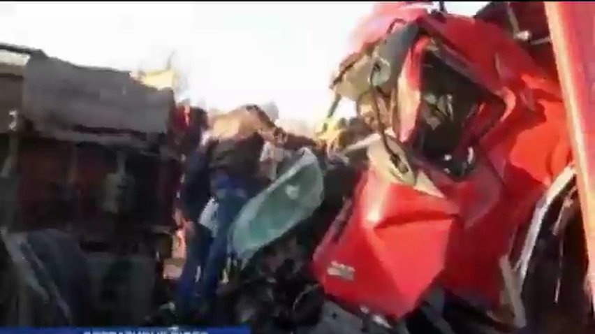 В Киеве столкнулись два грузовика, один водитель погиб