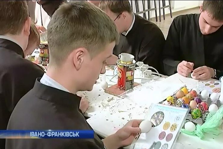 На Прикарпатье начались мастер-классы по росписи писанок