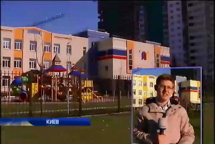 Российско-украинская гимназия в Киеве сняла флаги с фасада здания