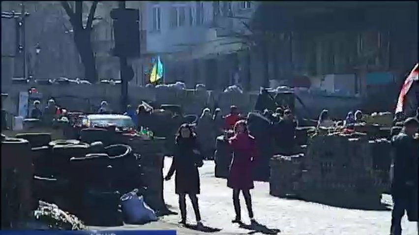 В Киеве на Грушевского начали частичный разбор баррикад