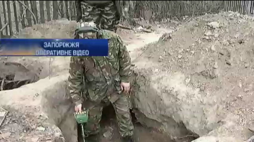 Во дворе жилого дома в Запорожье обнаружены останки троих советских солдат