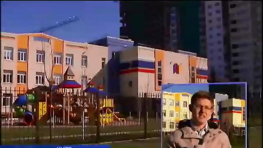 Российско-украинская гимназия в Киеве сняла флаги с фасада здания