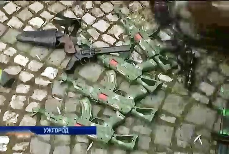 Ужгородский "Правый сектор" сдал милиции игрушечное оружие