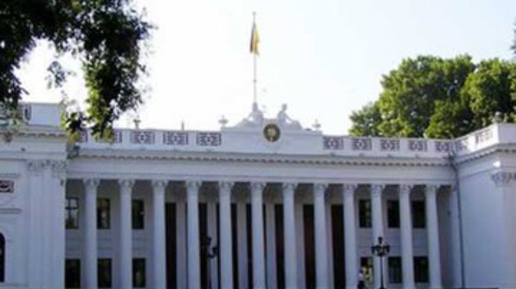 Под Одесским горсоветом идет митинг против власти и за русский язык