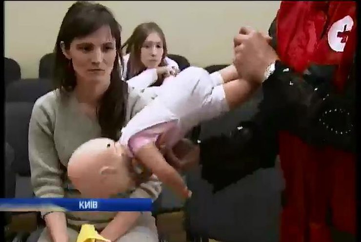 Красный крест обучил киевлян оказывать помощь беременным и младенцам