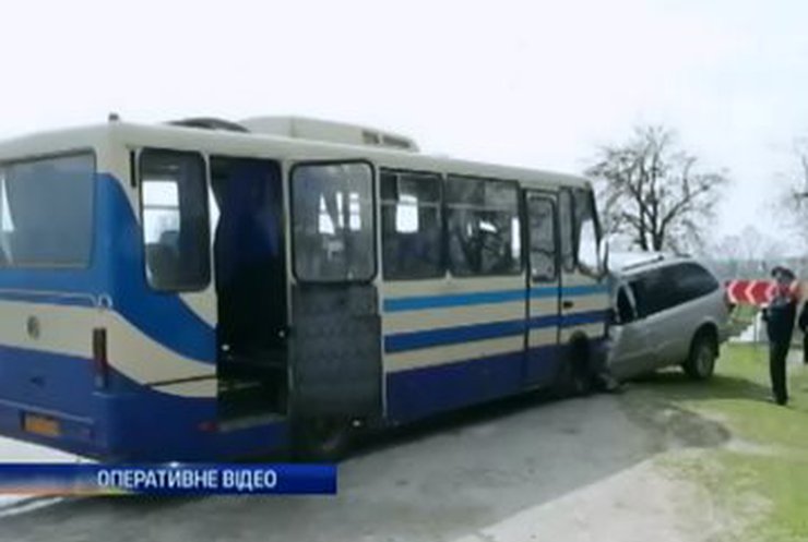 На Львовщине маршрутка столкнулась с Chrysler: Двое погибли, 11 пострадали