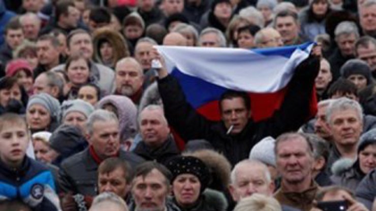 В Луганске две тысячи человек митингуют против новой власти