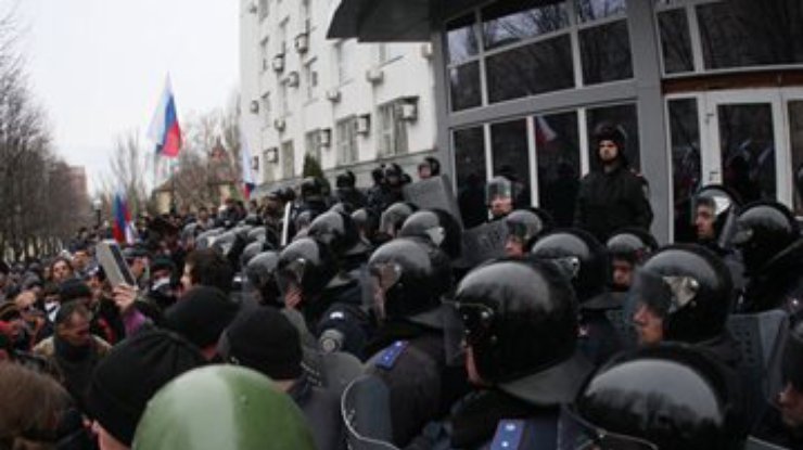 В Луганске пророссийские митингующие взяли штурмом здание СБУ
