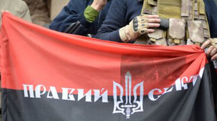 "Правый сектор" пикетировал Хозсуд с требованием уволить "людей Януковича"
