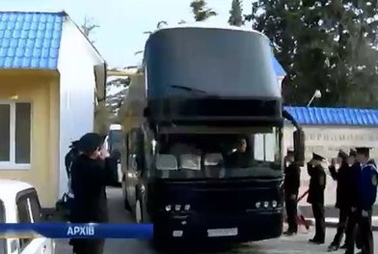 Из Крыма на материк уже прибыли более 1,5 тысячи украинских военных с семьями