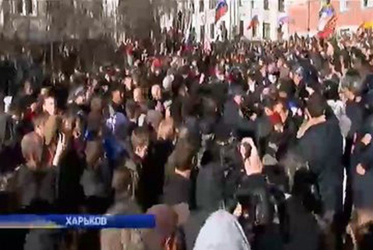 В Харькове пророссийские митингующие поставили на колени активистов Евромайдана