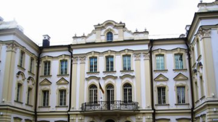Самооборона Майдана штурмует Кловский дворец в Киеве