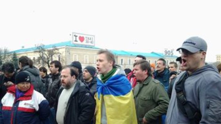 В Харькове митингующих за единство Украины забросали взрывпакетами, есть раненые
