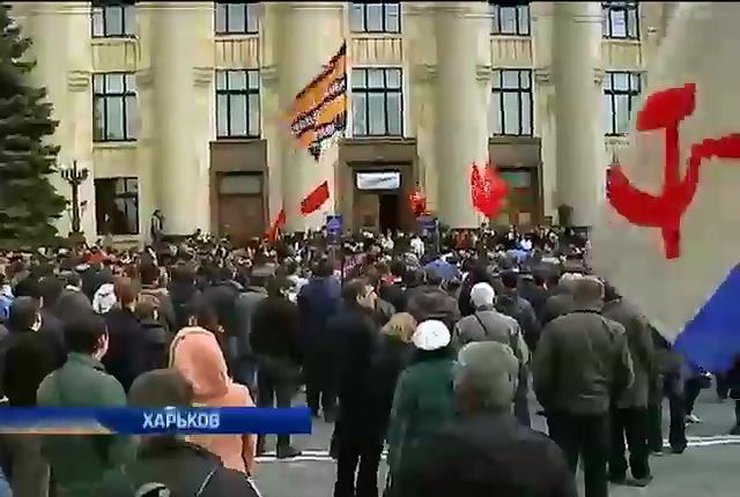 Пикетчики продолжают удерживать харьковский облсовет под контролем