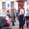 В Сети появилось видео нападения на автобус с милицией в Харькове