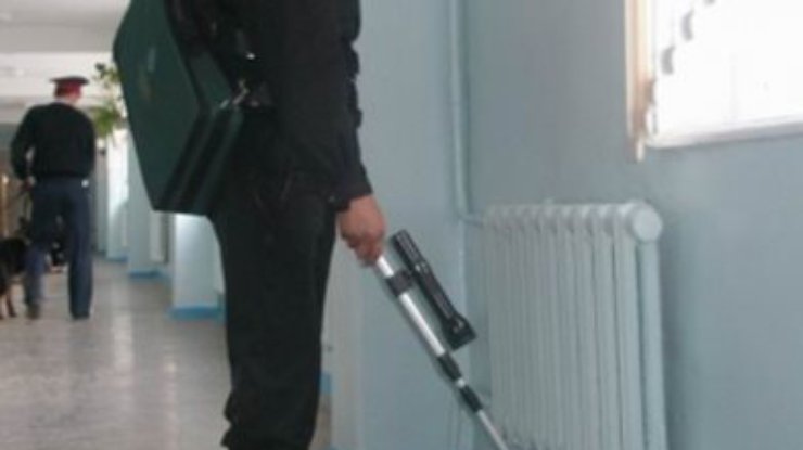 Во львовской школе ищут бомбу