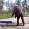 На Прикарпатье селяне взялись за ремонт дорог