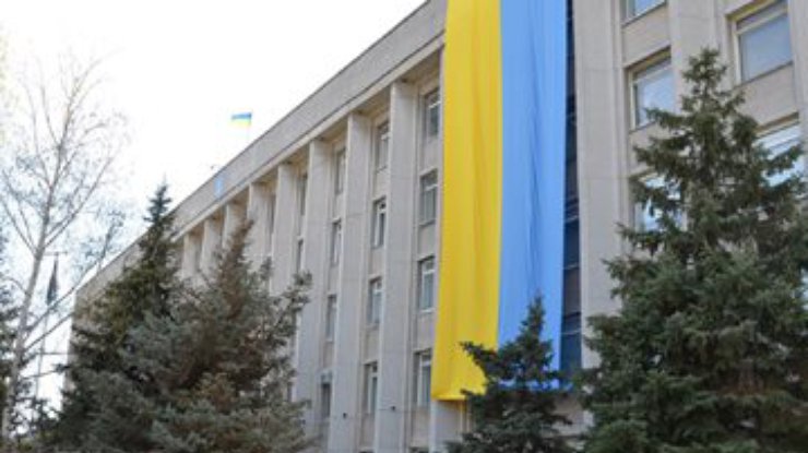 На здании Херсонского горсовета вывесили огромный флаг Украины (ФОТО)