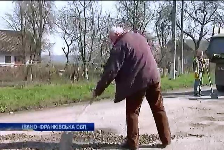 На Прикарпатье селяне взялись за ремонт дорог