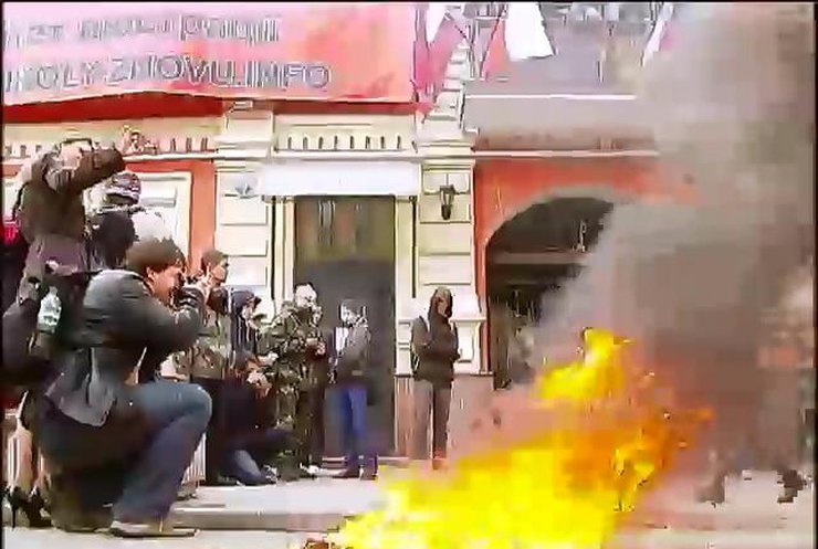 В Киеве люстрационщики, захватившие штаб КПУ, жгли флаги и портреты Ленина