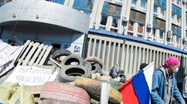 В Луганске под зданием СБУ из-за дождя осталось всего около 150 митингующих