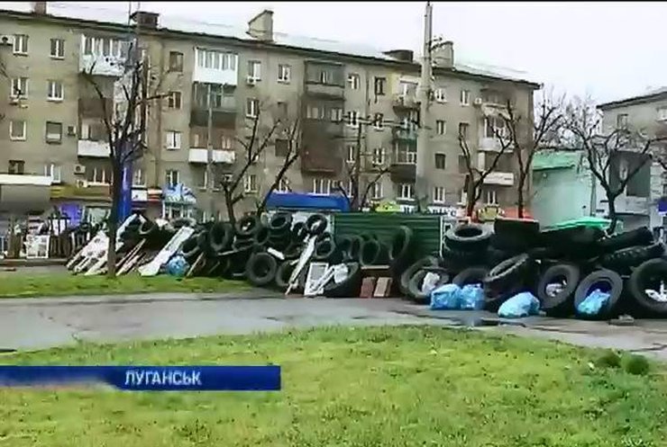 Перед зданием СБУ в Луганске укрепили баррикады