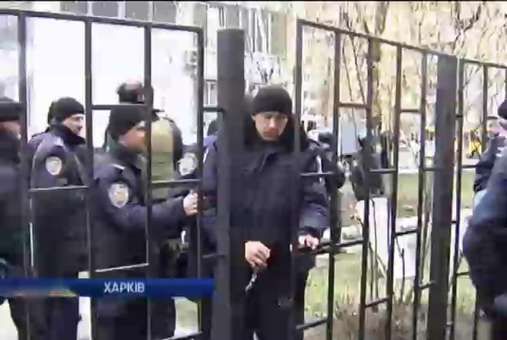 Митингующие в Харькове продолжают пикетировать суд