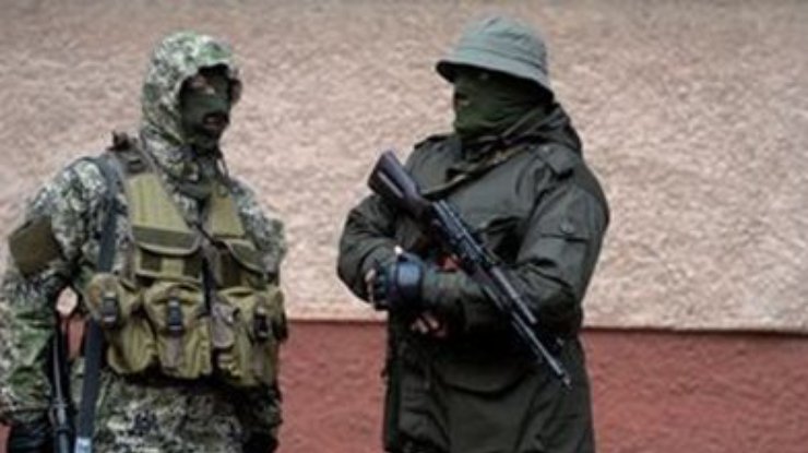 "Зеленые человечки" в Славянске захватили журналистов и запретили работать