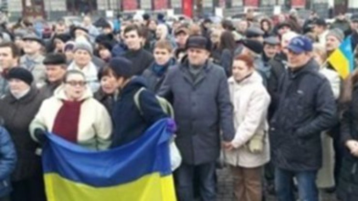В Харькове на соседних площадях собираются сторонники единства Украины и их оппоненты