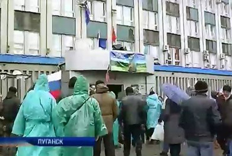 Захватчики до сих пор не освободили здание СБУ в Луганске