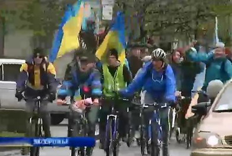 В Запорожье устроили велопробег в поддержку единой Украины