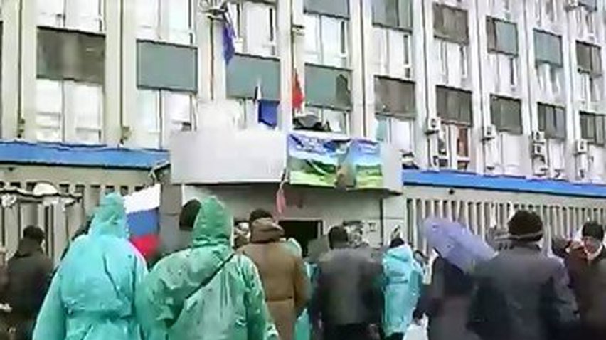 Захватчики до сих пор не освободили здание СБУ в Луганске