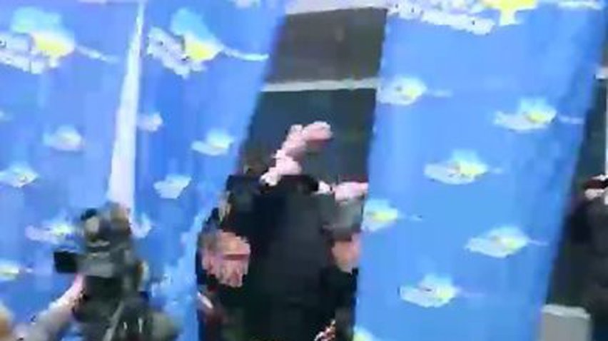 Добкина в Павлограде забросали куриными яйцами