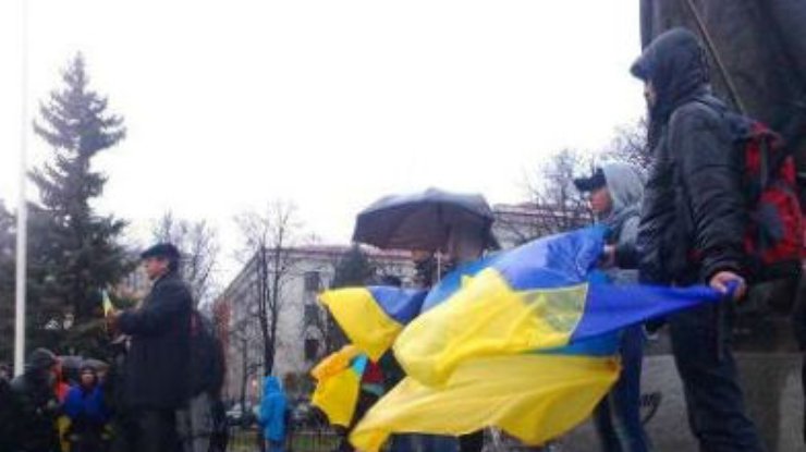 В Запорожье митингуют сторонники единой Украины и их оппоненты. Ситуация накаляется