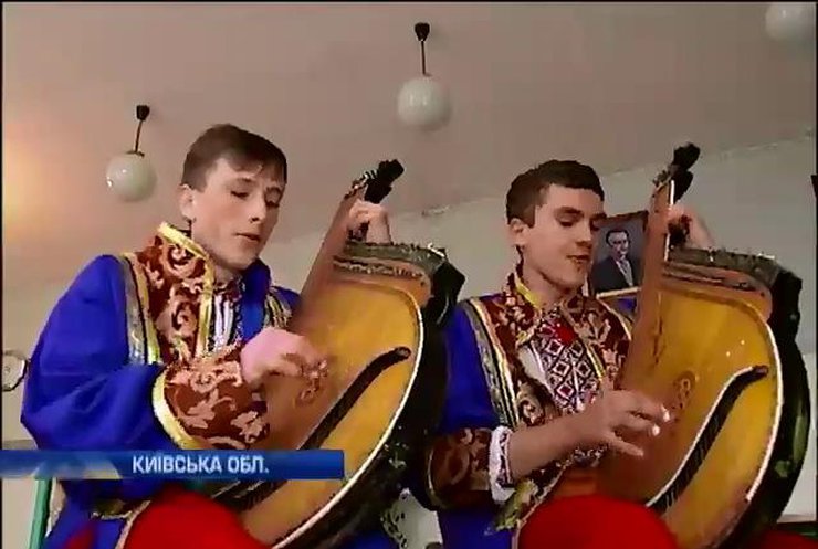 На Киевщине современные кобзари обучаются искусству игры на бандуре