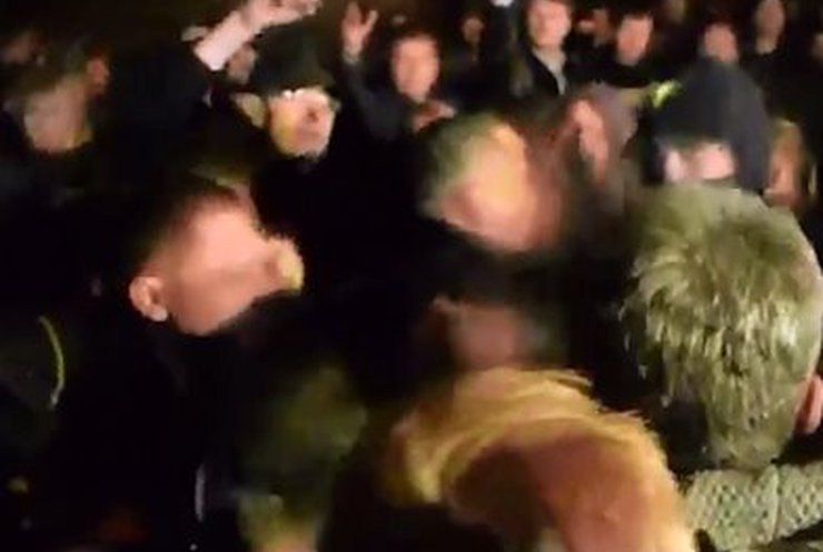 В Сеть выложили видео расправы разъяренных активистов над Царевым