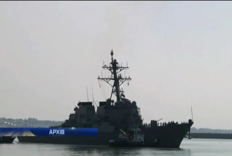 Российский бомбардировщик прошел на бреющем полете над американским эсминцем