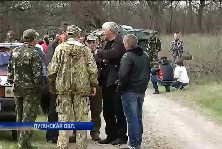 В селе Луганской области заблокировали украинские БТРы
