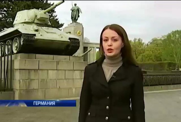 Немцы требуют убрать советские танки из центра Берлина