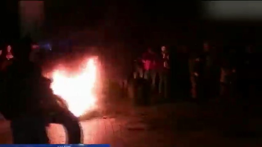Ночью митингующие жгли под Радой покрышки
