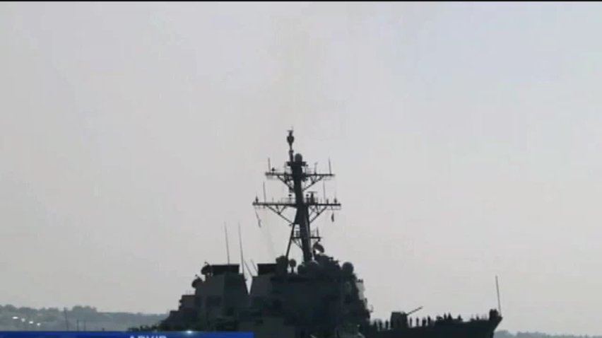 Российский бомбардировщик прошел на бреющем полете над американским эсминцем