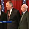 Сенатор Маккейн хочет больше санкций против России