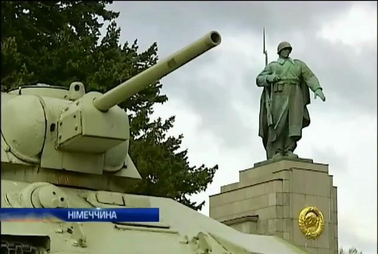 В Берлине предложили убрать советские танки