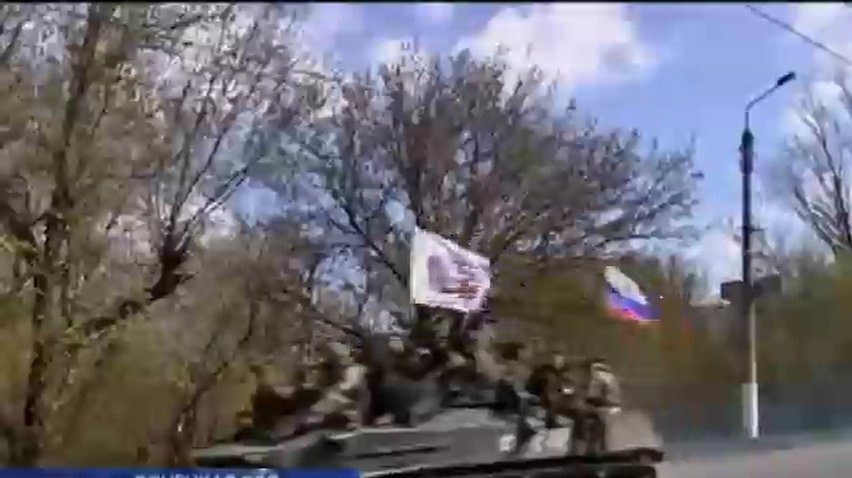 В Славянске солдаты установили на шесть БМД российские флаги